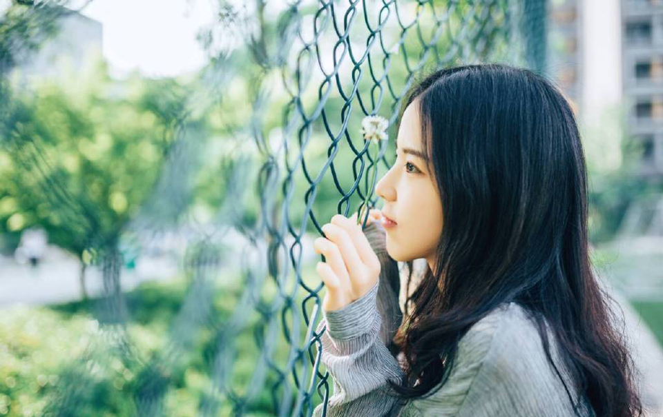 “让人进去探营，告诉他们，找到什么东西，都是他们的。”庞德皱了皱眉，挥手道，这条命令，自然是针对西域胡兵而下的。